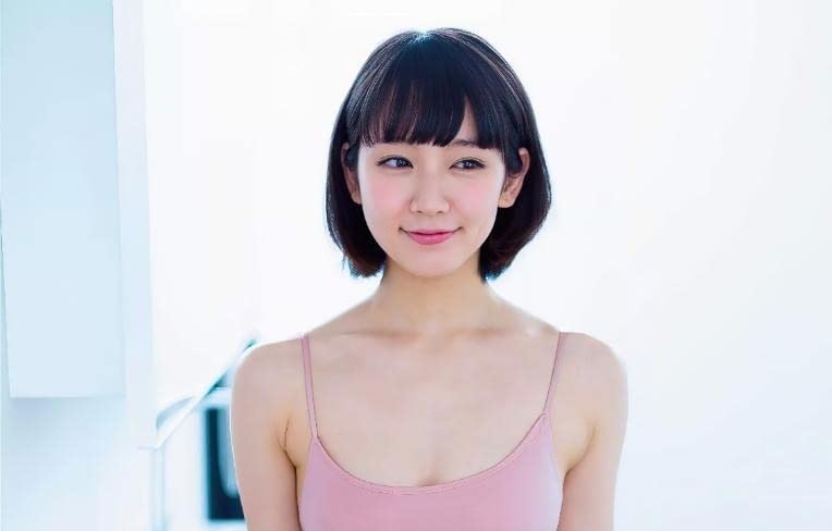 Amazon.co.jp: 吉岡里帆 A4 判 写真 5枚 P2 水着 下着 グラビア