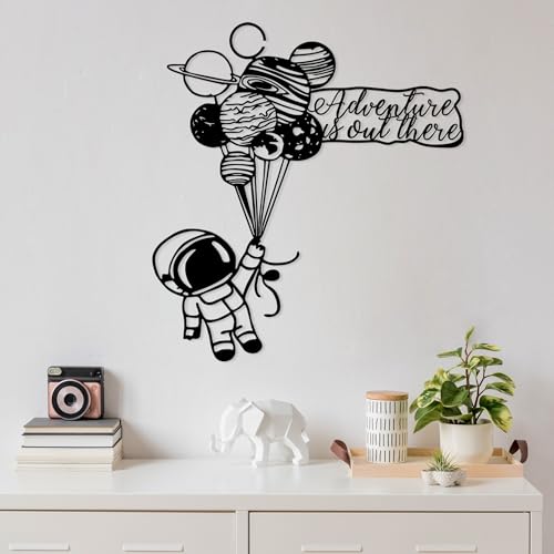 Accessoire mural en métal noir pour un salon moderne et design unique