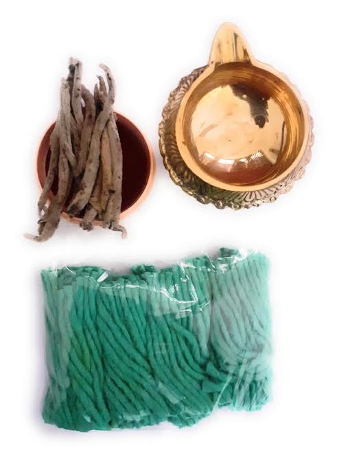 Abiria Kubera Vilaku with 100 Green Wicks and Rare KUBERA Lakshmi MOOLIGAI THIRI (Natural Wick) / Malabar Catmint Leaf/PEI Viratti Ellai for Pooja Purpose (Pack of 21 Wicks)