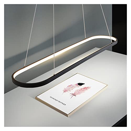 Lustre moderne à LED suspendu au-dessus d'une table à manger chaleureuse