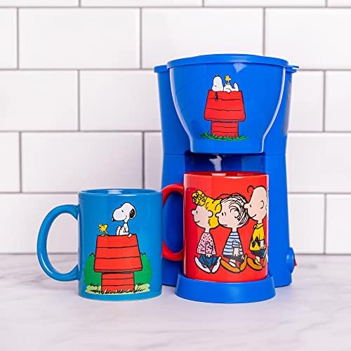 Uncanny Brands Peanuts Single Cup Coffee Maker Gift Set with 2 Mugs Uncanny Brands Peanuts Single Cup Coffee Maker Gift Set with 2 Mugs