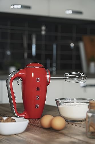 Smeg, Batteur Électrique HMF01RDEU, 9 Niveaux de Vitesse, Fonction Turbo, Système de Démarrage Smooth Start, 4 Batteurs, 2 Crochets Pétrisseurs et Enrouleur de Câble Fournis, 250W, Rouge