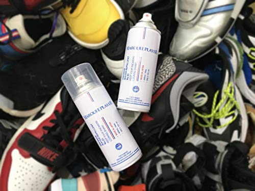 雨や水に濡れてしまうと、チャッカブーツの表面が劣化したり素材によってはシミができてしまいます。履く前に防水スプレーを使ってきちんと防水を！汚れもつきにくくなるので、きれいな状態で履くことができますよ。