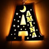 💕 Lampe de nom en bois personnalisée ➤ Cette belle et créative lampe initiale comporte votre nom dans des découpes et peut être fixée au mur.Elle peut être utilisée pour les chambres à coucher, les chambres d'enfants et autres appliques murales et lampes de chevet.