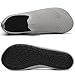 SAGUARO Hausschuhe Damen Herren Pantoffeln Leicht Atmungsaktiv Hüttenschuhe Rutschfest Geschlossene Sockenschuhe Home Flache Slippers, Grau 42/43EU