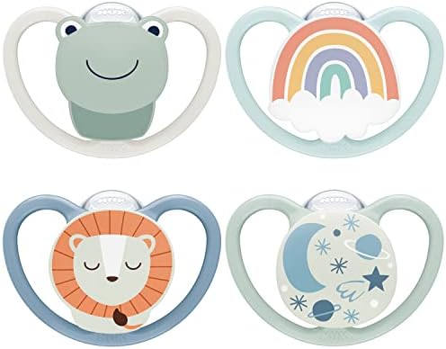 NUK Space Day & Night Babyschnuller | 0-6 Monate | Im Dunkeln leuchtende Schnuller mit zusätzlichen Öffnungen für sensible Haut | Silikon | Frosch & Löwe | 4 Stück
