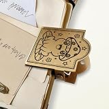 Dimensioni perfette: la nostra clip per notebook in ottone dorato è di piccole dimensioni (4,1 x 4,6 x 2 cm) per tenere la carta senza intralciare la scrittura. Fa un ottimo lavoro nel tenere aperto il libro.