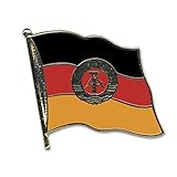 Flaggen-Pins (geschwungen), Größe ca. 20 mm, Hartemaille, vergoldet   Die Pins besitzen einen Steckverschluss mit dem man sie problemlos an die Kleidung anstecken kann.