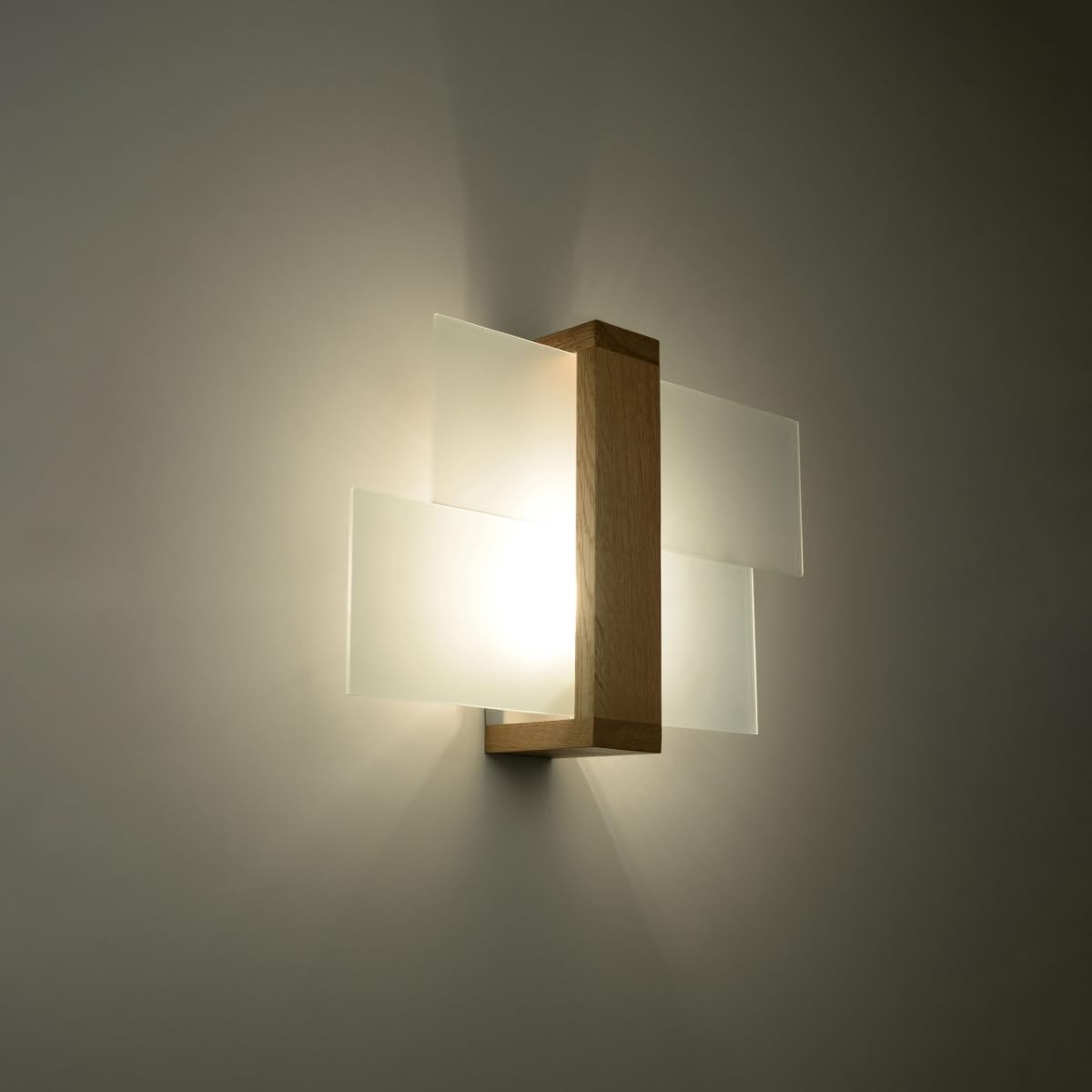 SOLLUX lighting Feniks 1 Lampada da parete | Elegante alloggiamento in legno + combinazione di paralume in vetro | Lampadina E27 sostituibile, 1 x 60 W | Legno naturale, 43 x 12 x 30 cm