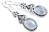 Diese Regenbogen Mondstein Silber-Ohrringe von mantraroma ist aus 925 er Sterlingsilber gefertigt. Der ovale Regenbogen Mondstein hat eine Größe von 7 x 9 mm. Der gesamte Silberohrring hat eine Größe von 10 mm x 40 mm.