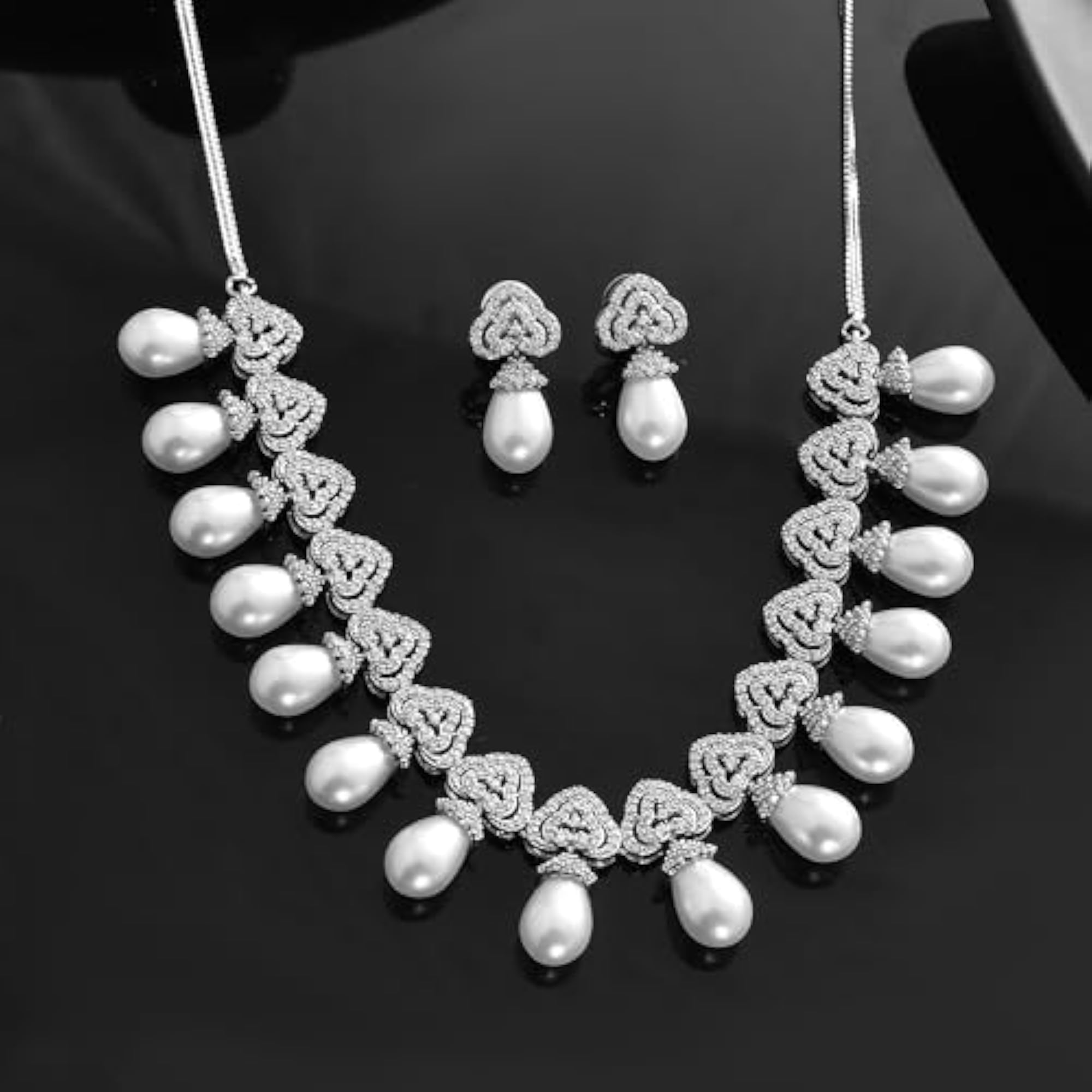 Taj Fiza Necklace Set, Elegant Craftsmanship