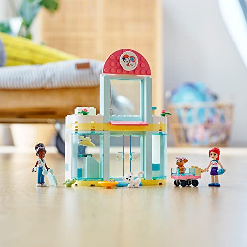 LEGO 41695 Friends Clínica de Mascotas, Juguete para Niños y Niñas +4 Años con Mini Muñeca y Figuras de Gatito y Conejito