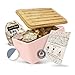 STERNEKOCH® Brotkasten aus Metall - Frisches Brot aufbewahren - Inkl. Bienenwachstücher [MADE IN GERMANY] und Brotbeutel - Brotbox mit Bambusdeckel und integriertem Schneidebrett | 33x21x14,5cm (Rosa)