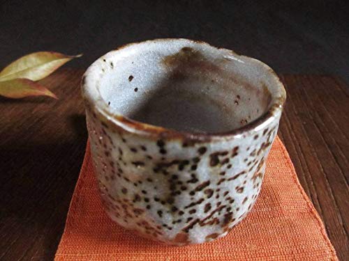 Amazon.co.jp: ぐい呑み 源九郎窯 加藤健 鼠志野 草文 ぐい呑 （共箱