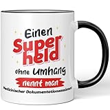 JUNIWORDS Tasse, Einen Superhelden ohne Umhang nennt man Medizinischer Dokumentationsassistent, Schwarz (7530588)
