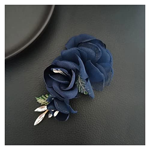Broche fleur en tissu avec strass : le corsage idéal pour un mariage réussi