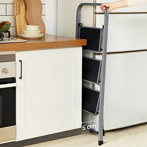 SONGMICS Trittleiter, Leiter mit 3 Stufen, Klapptritt, Klappsicherung, einfach zu verstauen, bis 150 kg belastbar, Taubengrau GSL003GY01