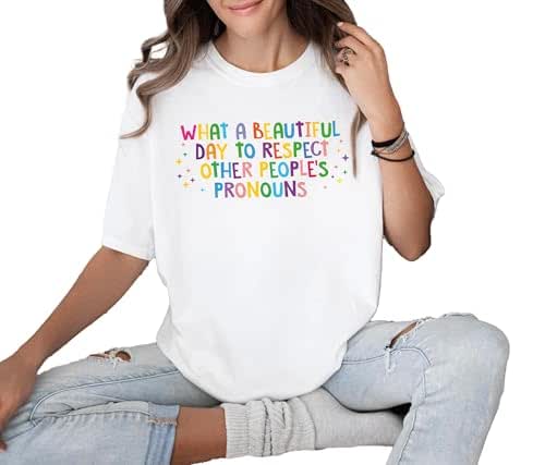 Raising LGBT Flag Gay Rights – T-Shirt Donna, Stampata In USA, Design Resistente, Vestibilità Comoda - 2
