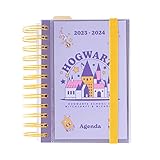 En el interior encontrarás distintos apartados: hoja de datos personales, un planning global 23/24, horarios, planificación de actividades extraescolares, mapas, calendario 23/24, página para notas y los días festivos están marcados en su interior