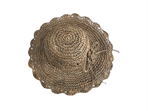 Chapeau de paille pour femme élégante lors d'une cérémonie d'été