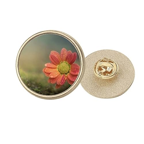 Broche ronde fleurs rouge foncé pour accessoiriser une veste de costume