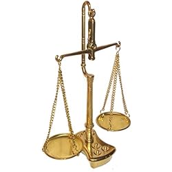 Balanza Romana Antigua arterameferro Reproducción de una báscula portuguesa de latón brillante farmacista con pesos en la base.