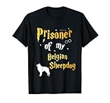 La camisa Prisioner of my Belga Sheepdog es un éxito. Si tienes amigos dueños de perros que son dueños de perros pastores belgas, este diseño de camiseta no decepcionará. La camiseta de perro pastor belga prisionero tiene letras de mago que están probadas para traer buena suerte.