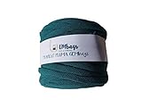 El trapillo pluma es un material reciclado y tintado con una carta de colores actual y moderna. Su composicion es de poliester texturixado lo que lo hace ideal para bolsos y accesorios por su ligereza y consistencia que tiene al trabajarlo. Las bobinas pesan entre 250 y 300 gramos y tienen entre 80 y 100 metros.
