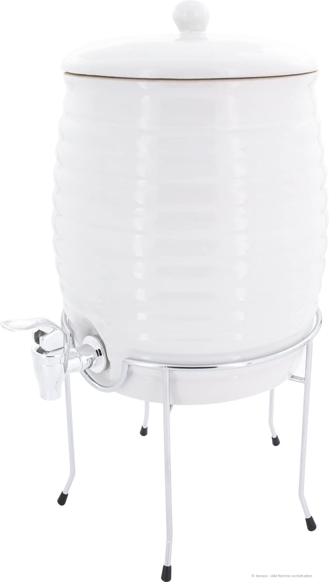 Distributeur de boisson avec robinet fini les bouteilles lourdes sur la table