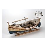 Bot de llums (bote de luces). Barca de pesca tradicional de la costa mediterránea dedicada a la pesca nocturna. En lugar de las lámparas actuales, antiguamente se alumbraban quemando teas. Realizada en madera, y pintada a mano. Aplicación de una pátina que le da un aspecto antiguo.