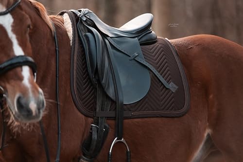 Equimour Dressurschabracke Pure Chocolate – Satin Schabracke für Pferde, anatomisch, atmungsaktiv mit Bamboo Lining & Glitzerborde, veganes Leder-Patch, edles Reitzubehör für Dressur