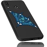 P20Lite Handy Hülle - Alle Tasten, Anschlüsse und die Kamera sind am schwarzen Manta Motiv Case perfekt ausgespart und können trotz Handyschale benutzt werden.