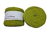 El trapillo pluma GEMbags es un material reciclado y tintado. Las bobinas son muy ligeras, pesan menos de 300 gramos y tienen alrededor de 85 metros. La composición es 100% poliester texturizado. Es ideal para bolsos y accesorios porque coge consistencia y es muy ligero.