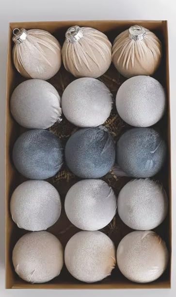 Boules de Noël en velours bleu et gris : créez une ambiance de salon scandinave chaleureuse