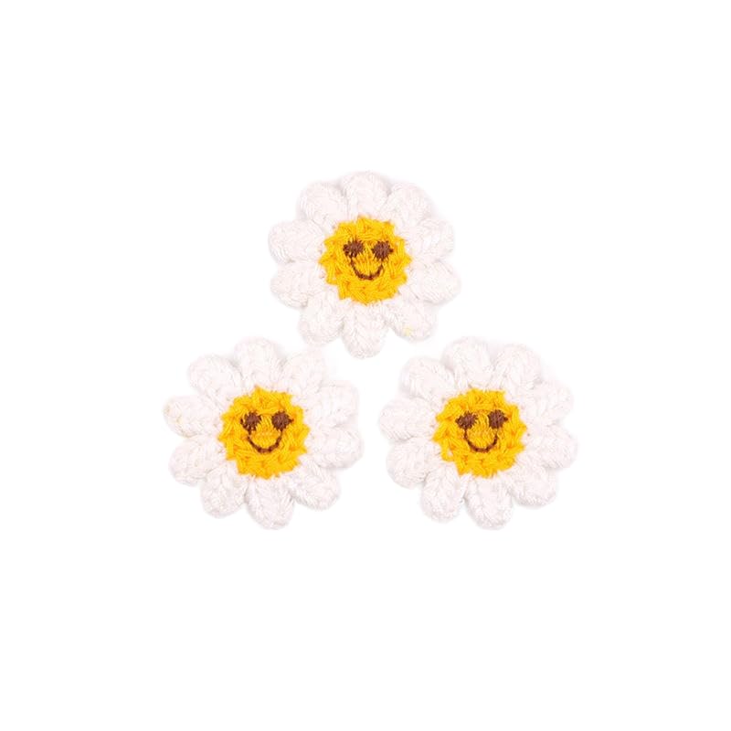 Naszywka haftowana 45MM 30 szt. naszywek kwiatowych z haftem Smile Face, aplikacje do prasowania, chińskie na odzież, małe naszywki przyszycia kurtkę jeansową(White)