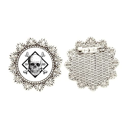 Broche de esqueleto pirata 1989 con detalles de flores plateadas estilo gótico mediano