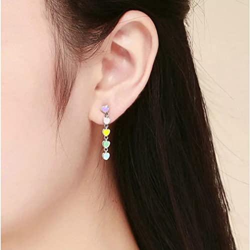 Boucles d'oreilles pendantes en émail légères contre les lobes fatigués