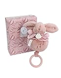 BOÎTE À MUSIQUE LAPIN POUR BÉBÉ – Craquez pour cette adorable boîte à musique peluche en forme de lapin rose avec son foulard fleuri. Une peluche doudou qui diffuse une douce berceuse pour apaiser bébé au moment du coucher. Son toucher moelleux et sa finition soignée en font un objet aussi décoratif que réconfortant.
