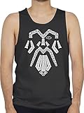 Wikinger Design: Das Thema Wikinger ist bei vielen sehr beliebt und du bist auf der Suche nach passenden achselshirts dazu. Du hast dich nach „odin tank top“ erkundigt? Dann ist dieses düstere Motiv im Nerd-Look garantiert das Richtige für dich. Die düstere Grafik ist der Eye-Catcher zu jedem Anlass