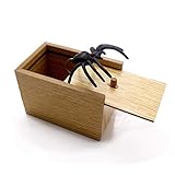 1. Schieben Sie den Holzdeckel und eine lebensechte Spinne springt auf Ihre Finger, ein lustiges Spielzeug für alle Altersklassen.