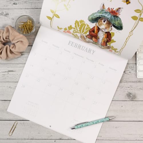 Calendrier mural carré 2027 Peter Rabbit | Planificateur mensuel illustré Beatrix Potter | Reliure à spirale avec boucle de suspension – vue 5
