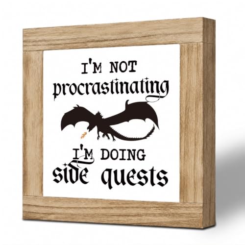 I'm Not Procrastinating I'm Doing Side Quests Wooden Plaque, Funny Gamer Desk Decor, Fantasy Tabletop Plaque for Office Bedroom Bookshelf, Gift for Player, Teen Friend