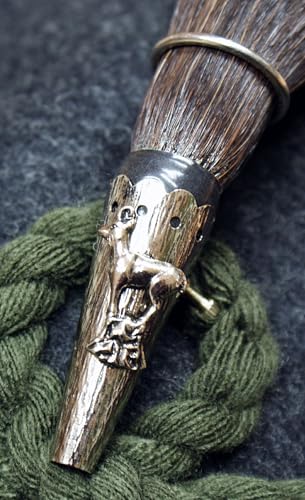 Bijou de chapeau de chasse traditionnel et barbe de jeu multicolore id&eacute;ale pour offrir