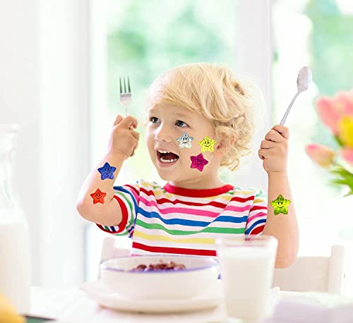 جيرونجي 700 قطعة من ملصقات النجوم، ملصقات نجوم بوجه مبتسم للأطفال، ملصقات نجوم لامعة بحجم 2.5 سم بـ8 ألوان من النجوم اللامعة لمكافأة الأطفال، مخطط السلوك، مخطط الطلاب، ومستلزمات المعلم في الفصل