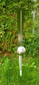 Gartendeko Edelstahl Stab, 117 cm, mit 1 gebürsteten Edelstahlkugel, für draußen. Handgefertigter Gartenstecker, Gartenstab aus Edelstahl, wetterfest, Nicht rostend. -