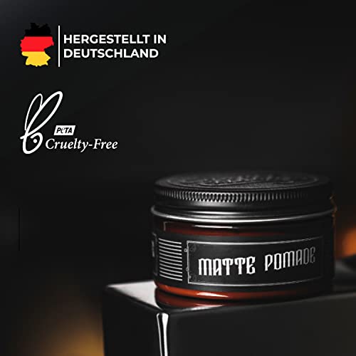 Foto von Charlemagne Matte Haarpomade für Männer – 100 ml, Lederduft – Wasserbasierte matte Pomade Styling-Haarcreme für Männer – Von Barbieren entwickelt, Made in Germany (100 g (Pack of 1), Starken Halt)