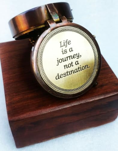 Brújula de Bolsillo Vintage de Latón Personalizada con Caja de Madera – Cita Grabada “La Vida es un Viaje, No un Destino” – Regalo Náutico Coleccionable para Graduación, Jubilación, Boda y Amantes de la Aventura miniatura 5