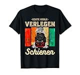 Bist du ein echter Eisenbahnfan und liebst Modellbau und Modelleisenbahnen? Dann ist unser Dampflok Eisenbahner Lokführer Modellbahner Spruch mit dem Aufdruck Echte Kerle Verlegen Schienen genau das Richtige für dich!