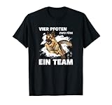Vier Pfoten zwei Füße ein Team. Dieses lustige Spruch Design ist für alle stolzen Herrchen und Frauchen von einem wundervollen deutschen Schäferhund. Großartig für Männer, Frauen und Kinder für die es keine liebevollere und passendere Hunderasse gibt.