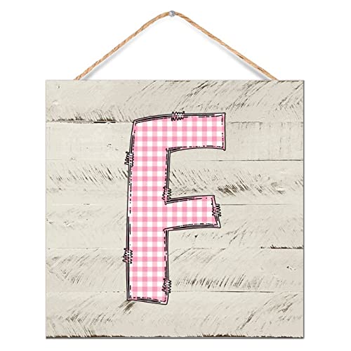 Mur vide décoré par la décoration murale à suspendre panneau en bois rose lettre initiale F